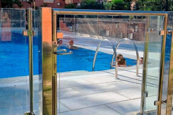 cerramiento piscina puerta acero inoxidable y cristal para piscinas barcelona