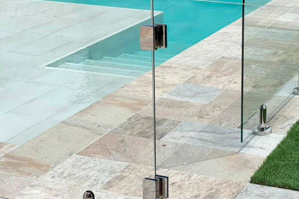 cerramiento piscina puerta cristal y acero inoxidable y cristal barcelona